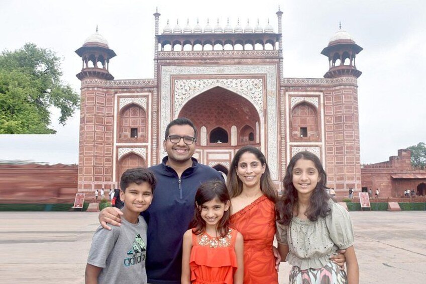 A family in front of the Taj Mahal. 4