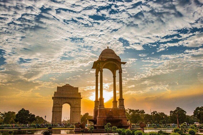 El Arco de la India y un pabellón con un atardecer de fondo. 5