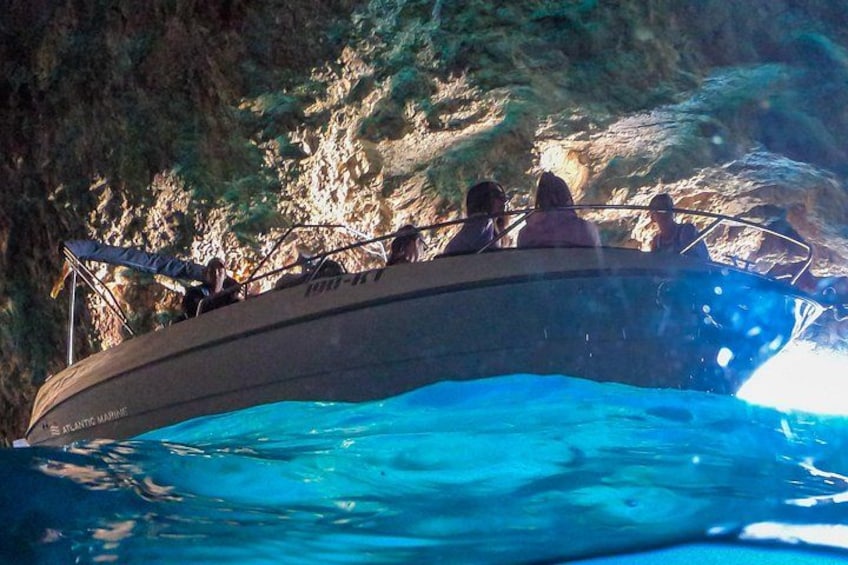 Un bateau avec des personnes à bord, au bord d’une côte rocheuse. 5