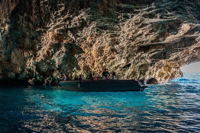 Un bateau près d’une côte rocheuse, sur une eau d’un bleu limpide. 4