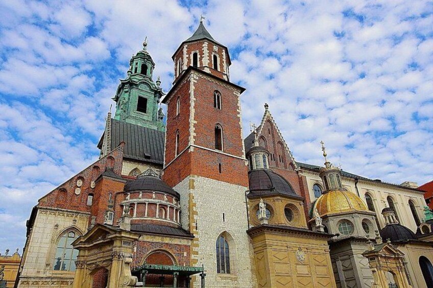 Une église historique dotée d’un clocher imposant, d’un toit en coupole et de détails architecturaux complexes. 2