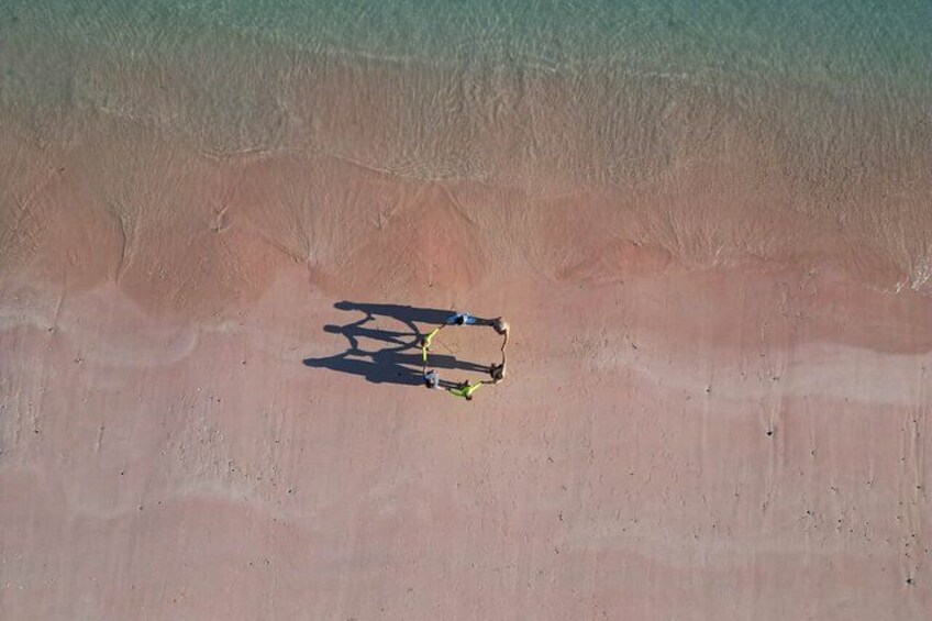 En person med rygsæk på en strand. 4