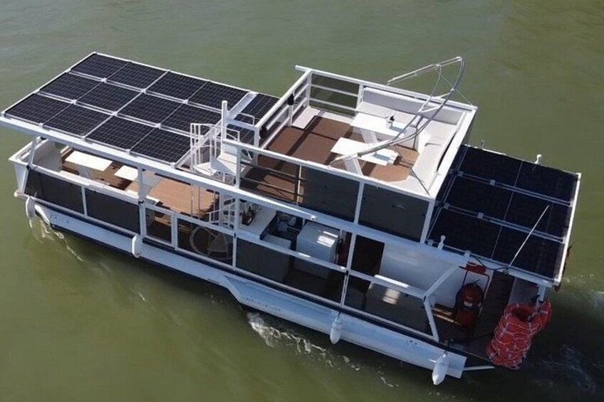 Una casa flotante con paneles solares, una cubierta y una bomba de agua. 2