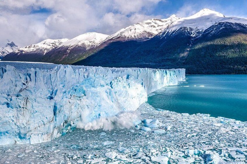 Een gletsjer met een afkalvingsfront, een turquoise meer en besneeuwde bergen op de achtergrond. 4