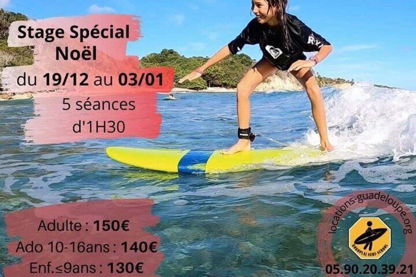 Eine Person surft auf einem gelb-blauen Surfbrett im Meer. 1