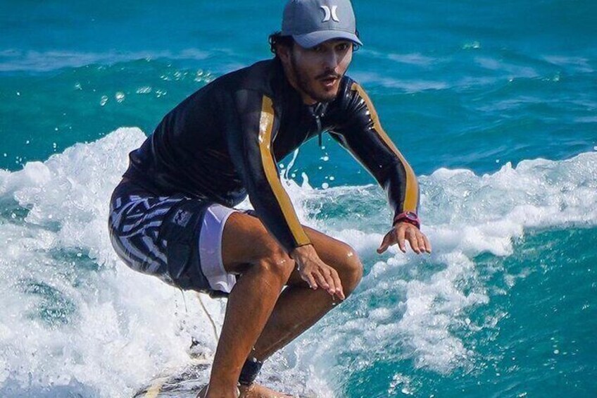 Eine Person surft auf einer Welle im Meer. 3