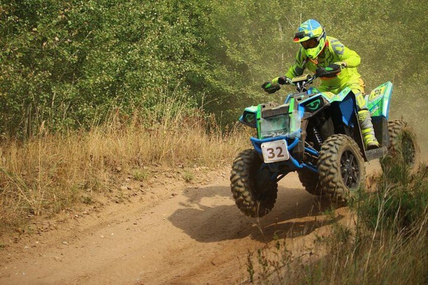 Une personne conduisant un quad sur un chemin de terre. 5