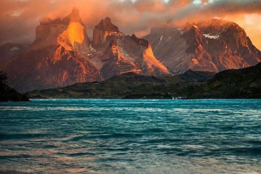 Un paisaje montañoso con una masa de agua al frente. 2