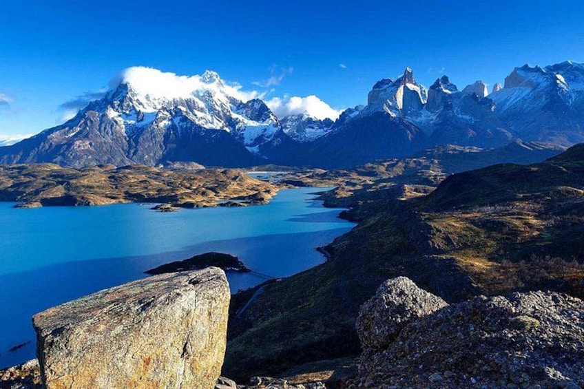 Paisaje montañoso con un lago y picos nevados. 4