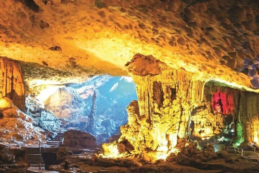 En grotta med stalaktiter och en trappa som leder nedåt. 2
