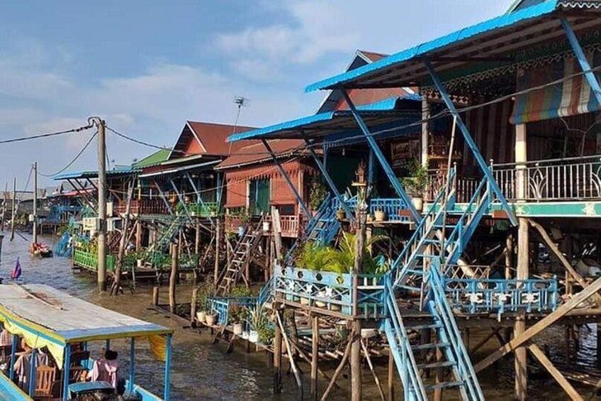 Casas flotantes sobre el agua con pilotes de madera, conectadas por puentes. 3