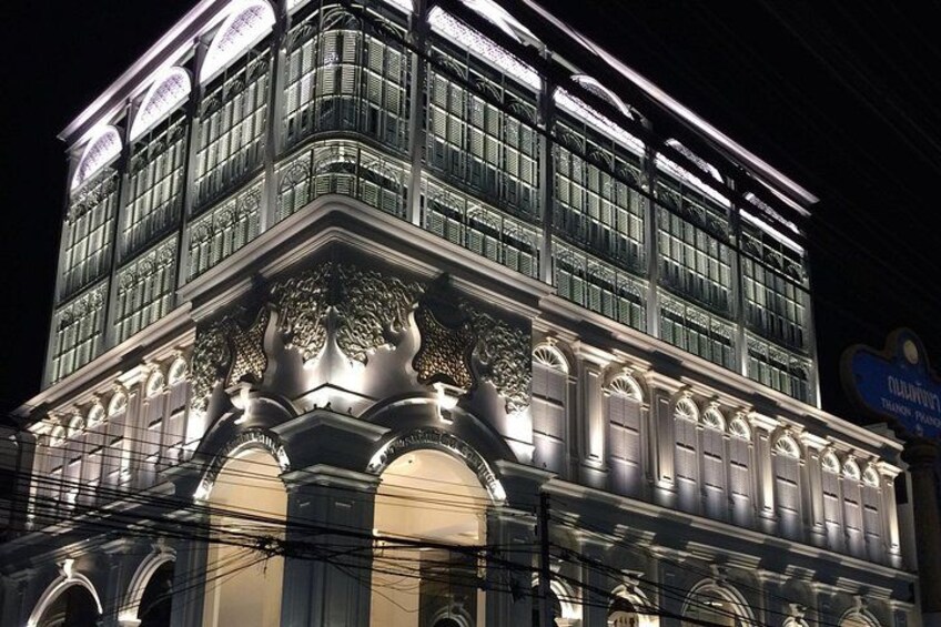 Un edificio luminoso con dettagli architettonici ricercati, tra cui colonne e modanature decorative. 3