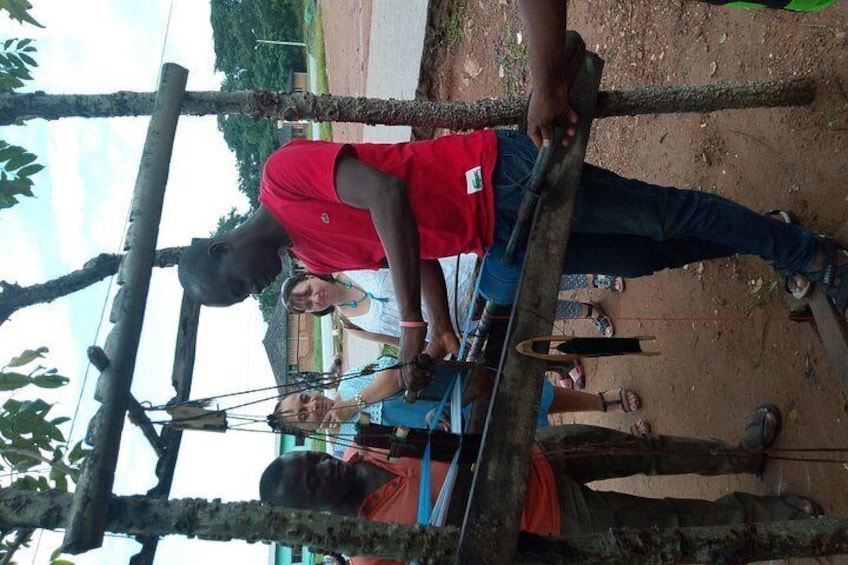 Dans le village artisanal de bomizambo avec touristes 3