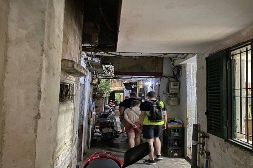 Best Hanoi Street Food Tour: Train Street & Hidden Alleyways 2