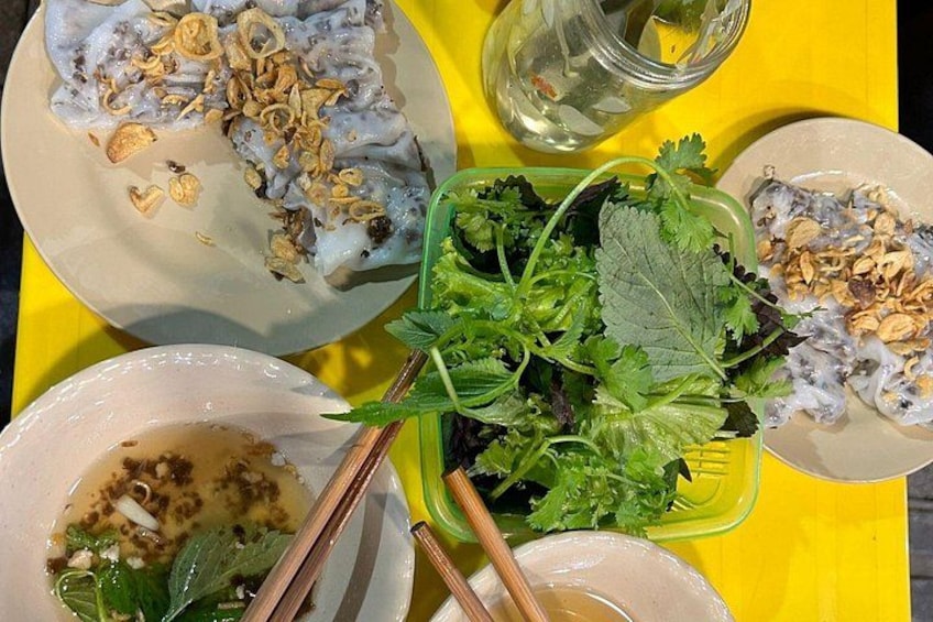 Best Hanoi Street Food Tour: Train Street & Hidden Alleyways 2