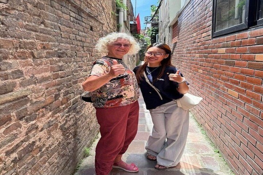 Best Hanoi Street Food Tour: Train Street & Hidden Alleyways 2