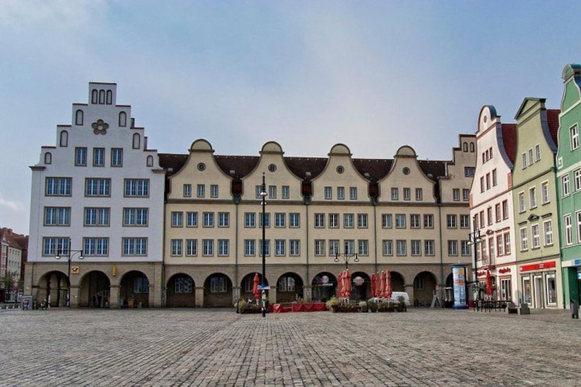 Un edificio histórico con ventanas en arco y un patio central. 5