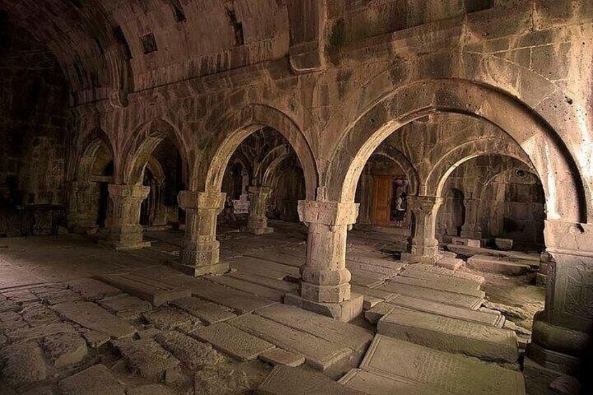 Una antigua estructura de piedra con múltiples arcos y columnas. 5