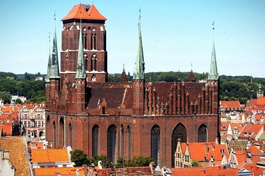 Una chiesa storica con una torre imponente e numerose guglie. 5