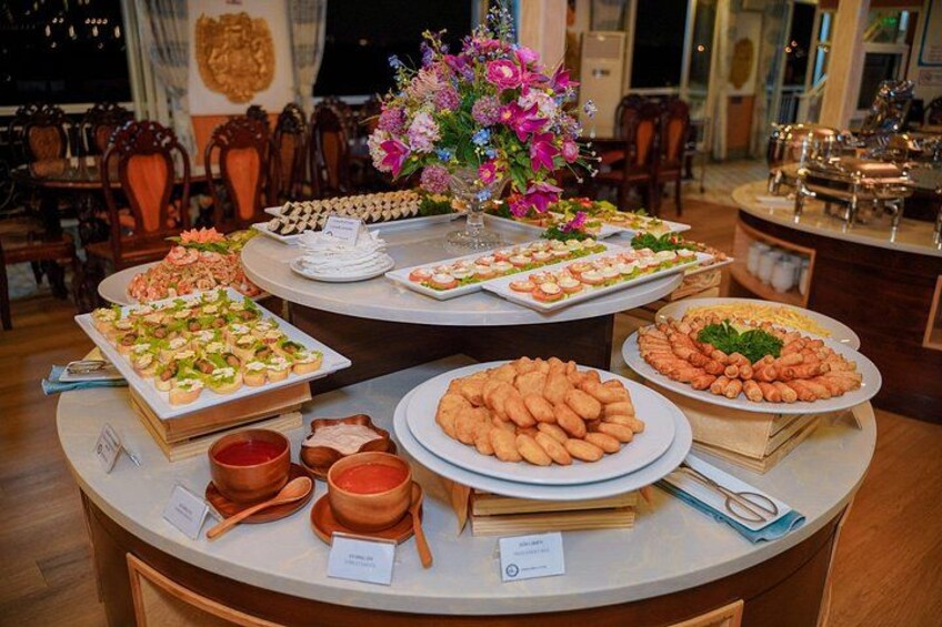 Een buffet met diverse gerechten en een bloemstuk. 2
