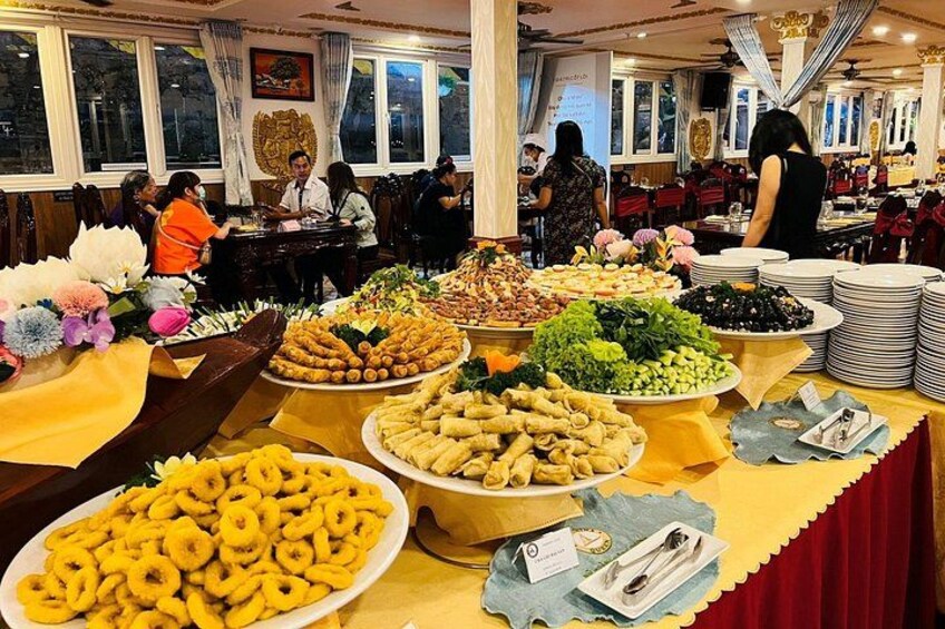 Een buffet met diverse gerechten en borden. 3