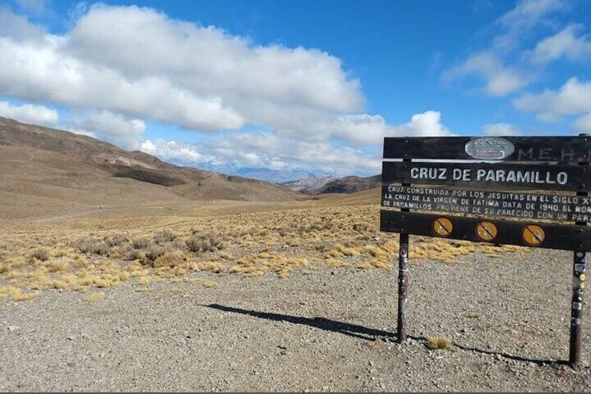 Schild in einer Wüstenlandschaft, im Hintergrund Berge. 5