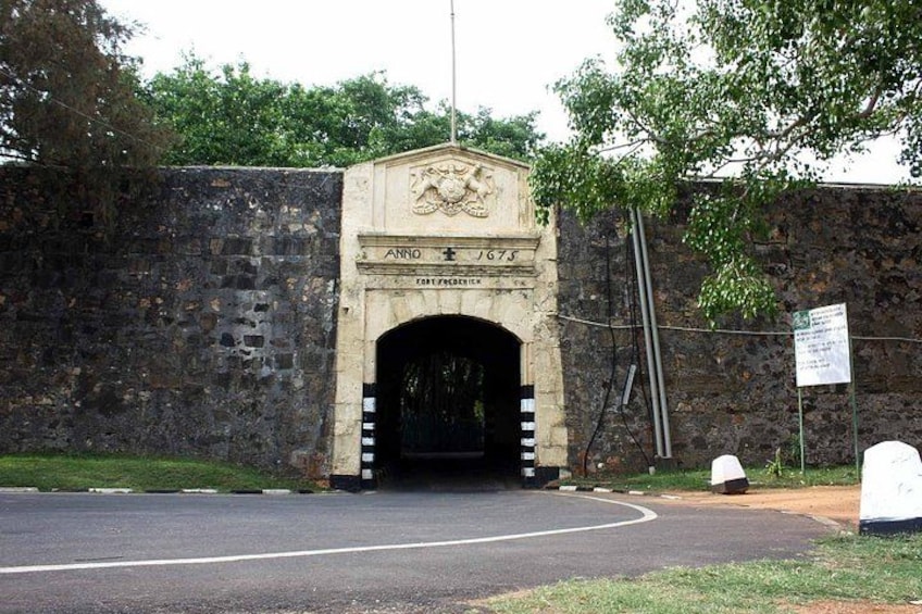 A stone archway with the inscription 'Anno 1675' and a signboard. 2