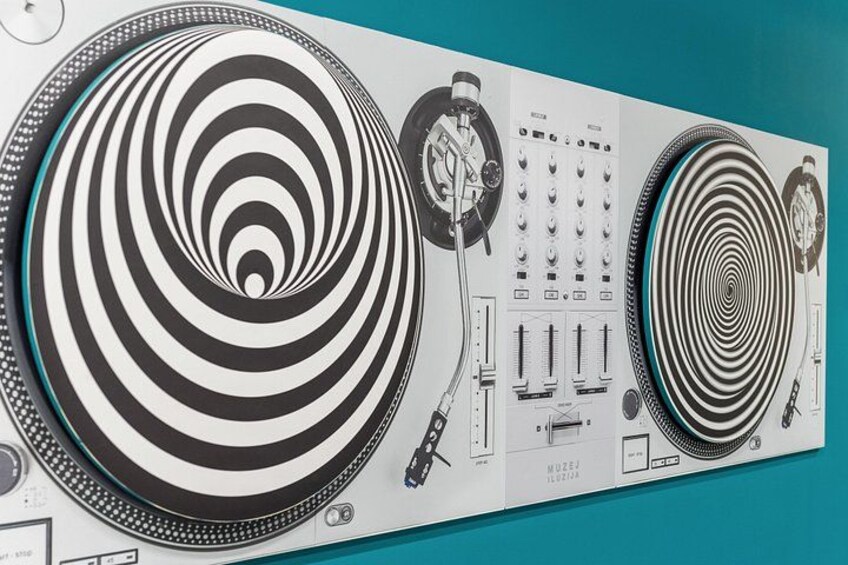A turntable with concentric circles and control knobs. 2