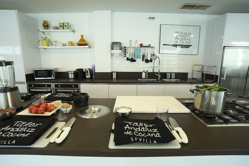 Seville: Paella & Tapas Cooking Class + Triana Market Tour 2
