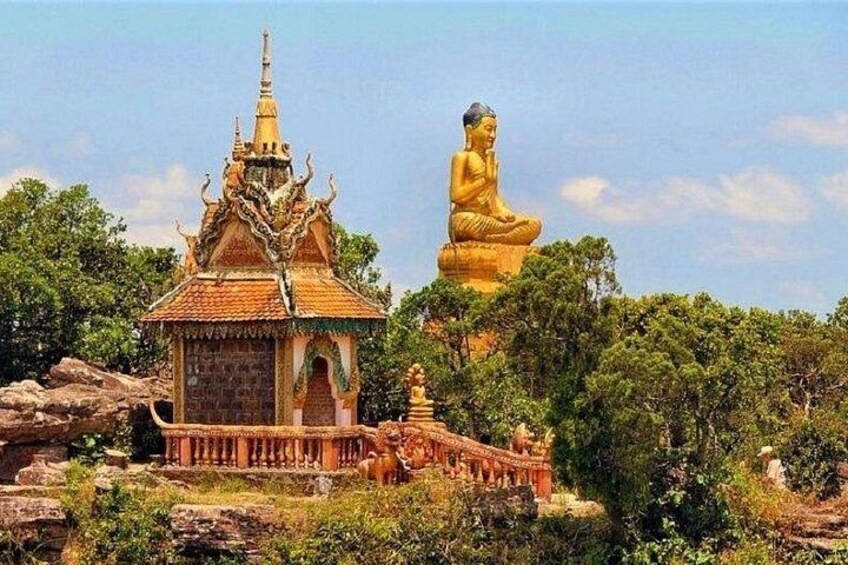 En gyllene Buddha-staty, ett tempel med ett traditionellt tak och frodig grönska. 5