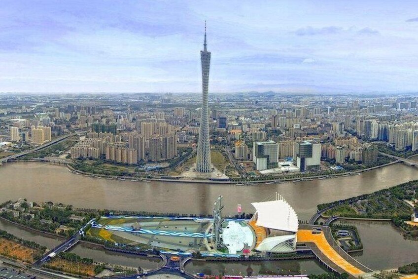 Un paisaje urbano con una torre destacada, un río y un moderno complejo de edificios. 4