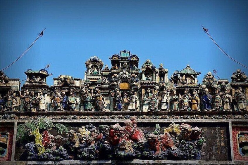 Una fachada de piedra detallada con intrincados relieves de figuras y elementos arquitectónicos. 5