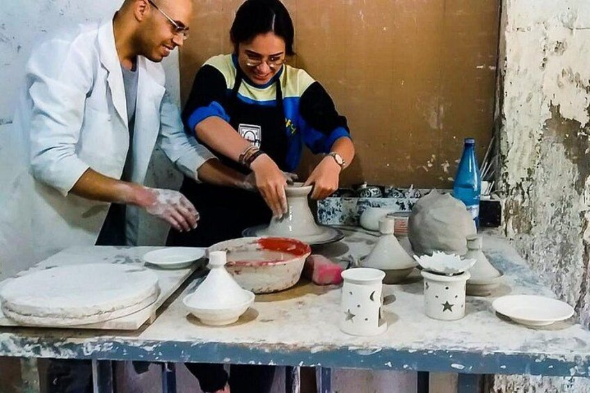 Dos personas trabajando con cerámica sobre una mesa. 1