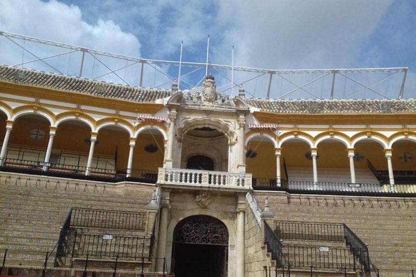 Un edificio histórico con arcos, un balcón y andamios. 5