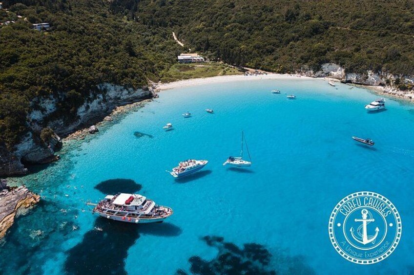 Une zone côtière caractérisée par des eaux turquoise et limpides, des bateaux et une côte rocheuse. 2