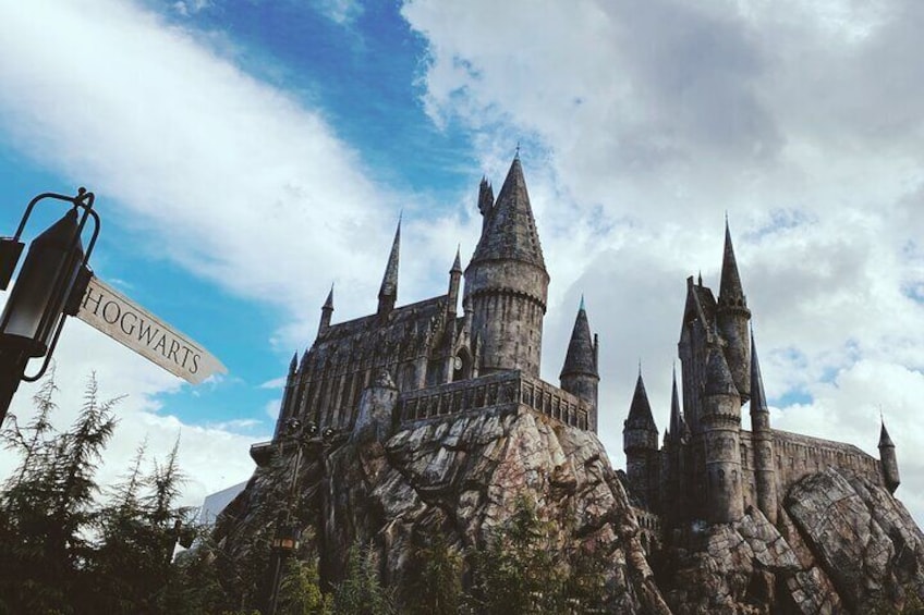 Castillo de Hogwarts con torres y un letrero que dice "Hogwarts". 2