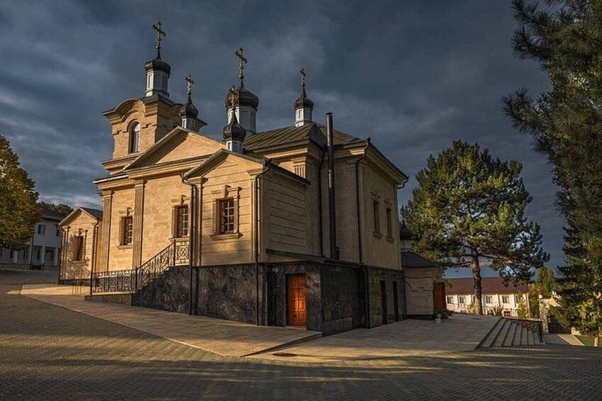 Une église dotée d’un clocher et d’une grande porte en bois. 1