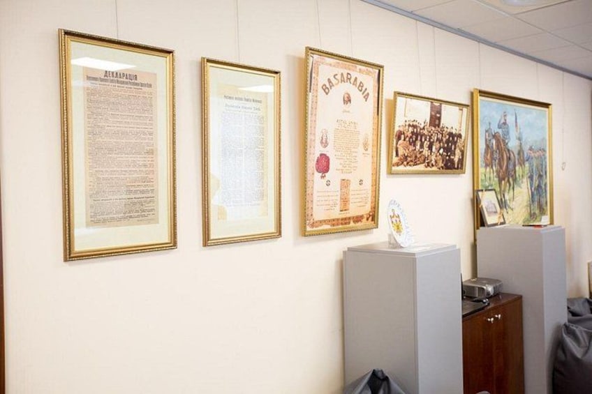 Documentos enmarcados y un cuadro en una pared. 4