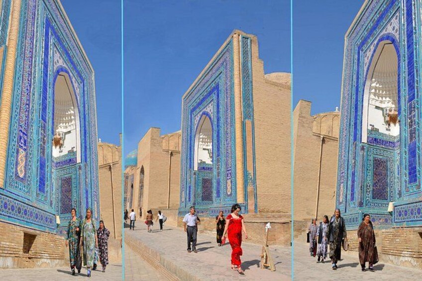 Un edificio storico caratterizzato da archi in maiolica blu e un cielo azzurro limpido. 2