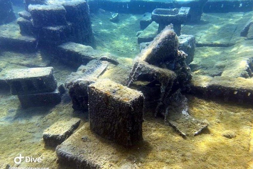 Ruinas submarinas con bloques de piedra y columnas. 2