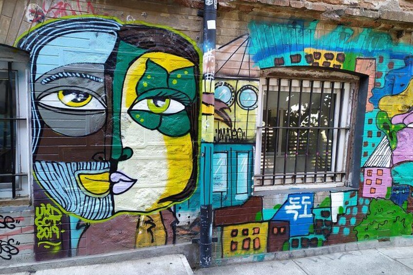 Street art is everywhere on Valparaíso streets. 1