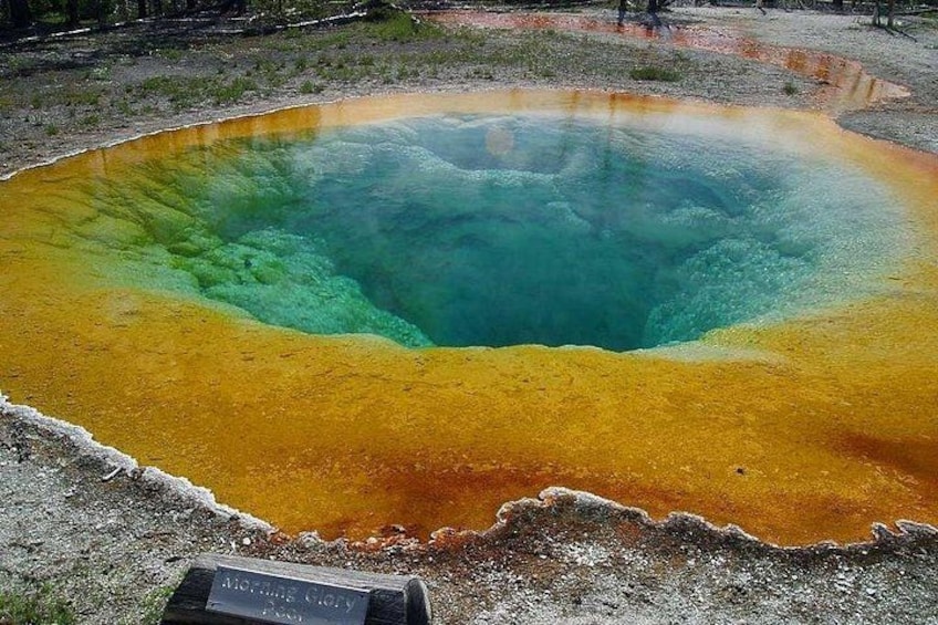 Ein großer, kreisförmiger Thermalquellen mit einem Farbverlauf von Gelb zu Grün. 2