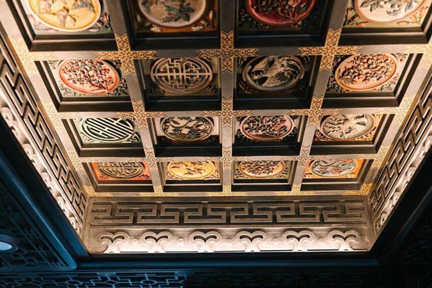 Un plafond orné de motifs géométriques complexes et d’œuvres d’art traditionnelles. 2