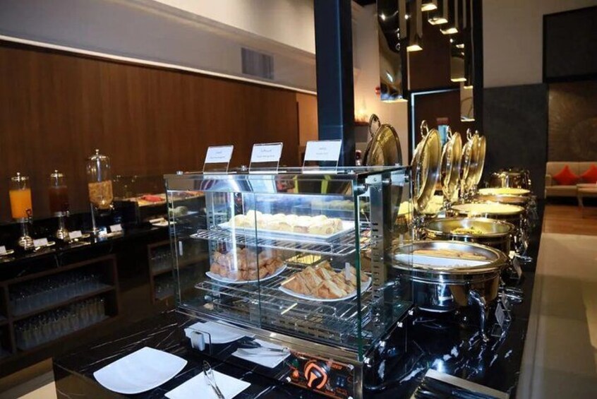 En buffet med forskellige retter og en kaffestation. 5