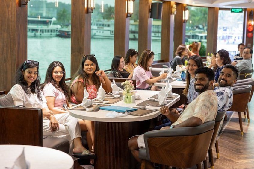 Un grupo de personas cenando en un restaurante con vistas a un río. 2