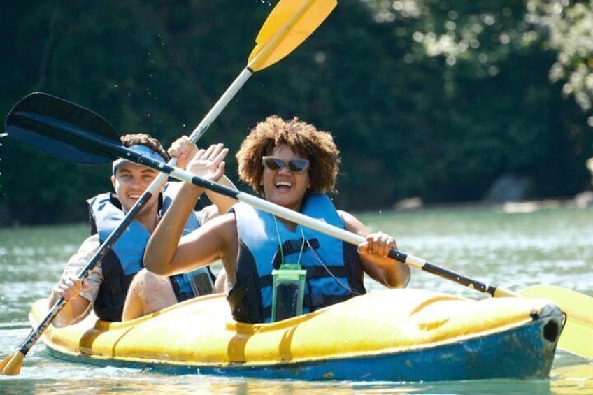 Dos personas haciendo kayak en un río. 3