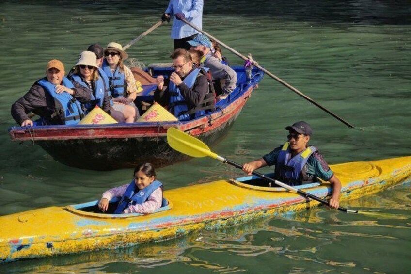 Un grupo de personas en un kayak amarillo y una lancha roja sobre aguas tranquilas. 4