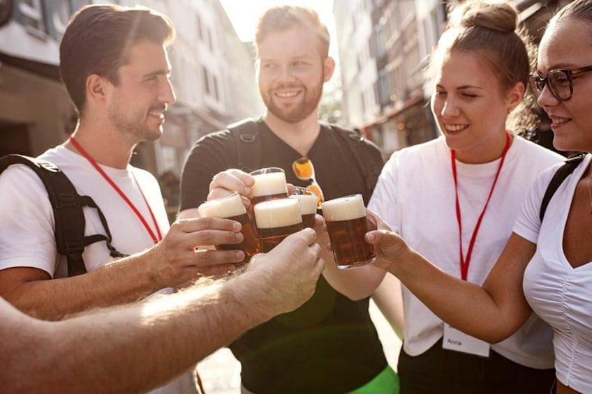 Een groep mensen proost met bierkanen. 4
