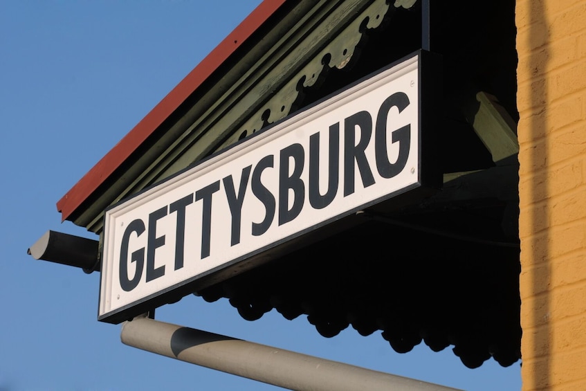 Un letrero con la palabra GETTYSBURG colocado en un edificio. 1