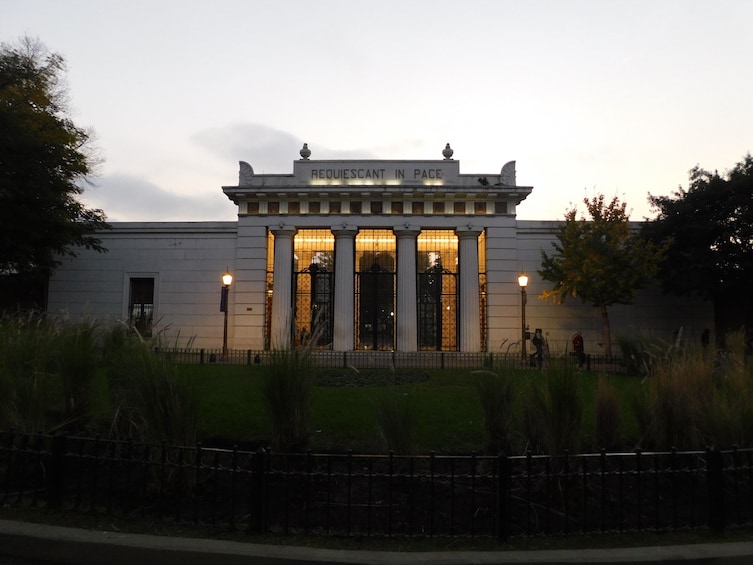A classical building with columns and a sign that reads "REQUEST IN PACE". 2